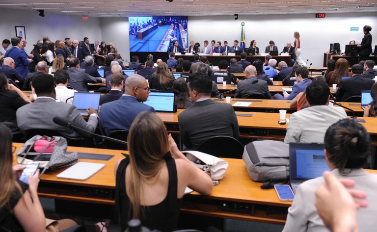 Comissão analisa parecer sobre a PEC que propõe fim da escala 6x1; assista