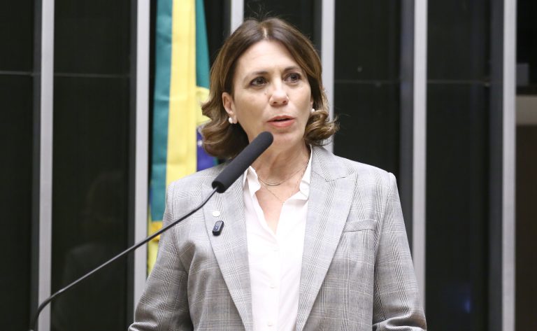 Comissão aprova proposta de internet obrigatória em voos com envio gratuito de mensagens de texto