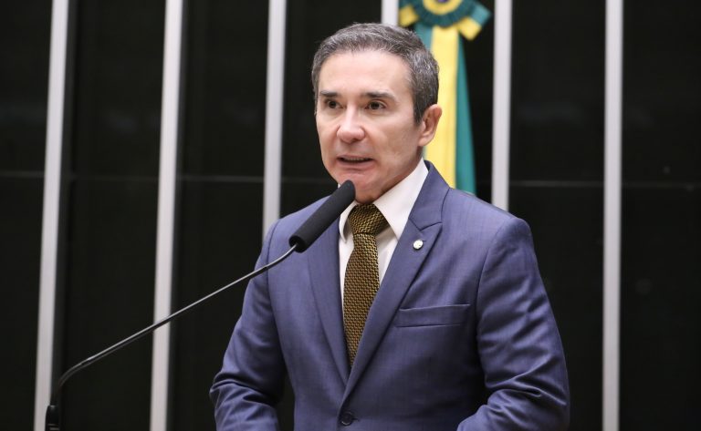 Comissão de Educação aprova projeto que proíbe uso de contêineres e lonas em escolas