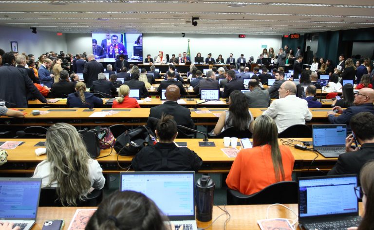 Comissão especial da escala 6x1 ouviu 4 mil pessoas, diz presidente