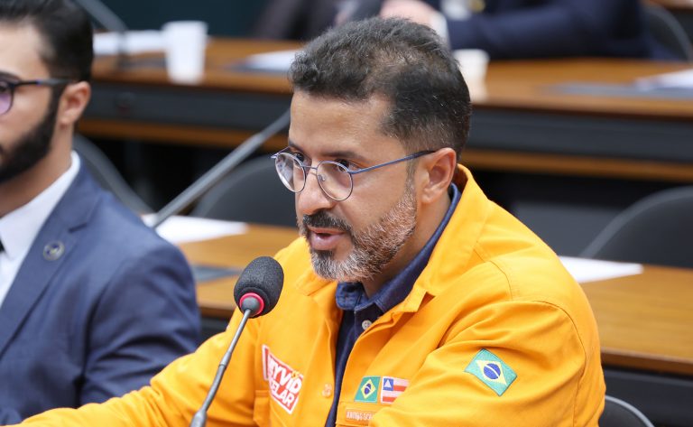 Debatedores divergem sobre medidas do governo para conter preços dos combustíveis