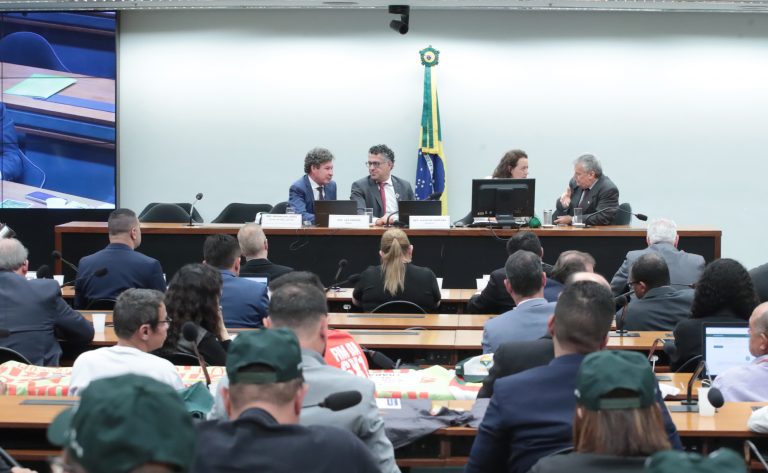 Representantes de centrais sindicais pedem fim da escala 6x1 sem transição