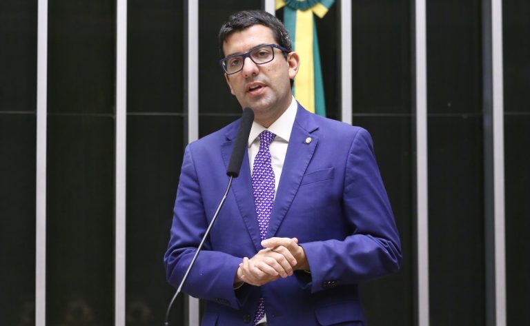 Comissão aprova redução gradual de microplásticos em cosméticos e itens de higiene