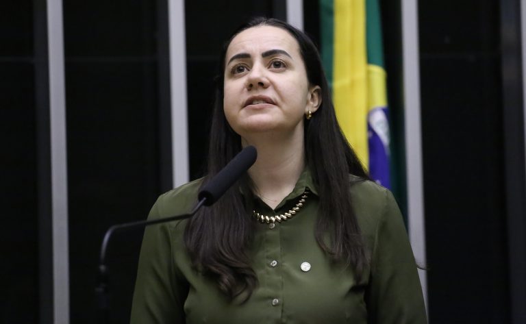 Comissão de Educação aprova proposta que exige noções de Libras de gestores escolares