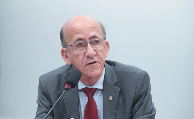 Comissão aprova projeto que exige salas sensoriais em aeroportos para neurodivergentes